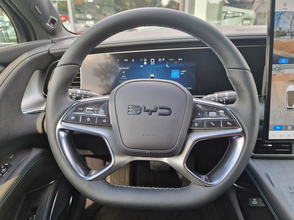 4,5 S (0-100 km/h) / Zasięg 502 km / Head-Up / Dynaudio®