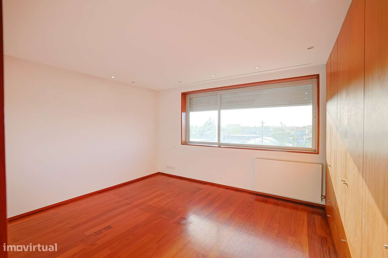 Moradia T3, Individual, c/ 3 pisos, Garagem Dupla e Jardim-22