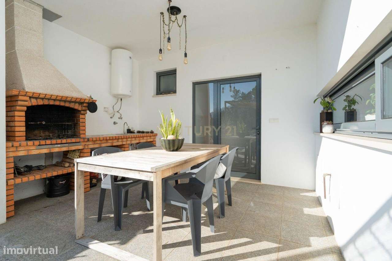 Moradia térrea T3+1 com linhas modernas,varandas,churrasco,jardim,gara-18