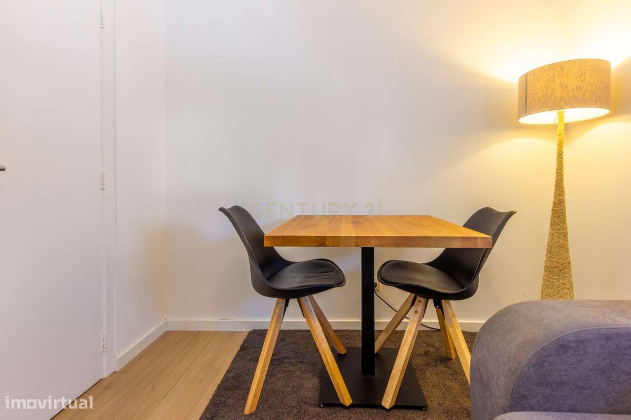 Apartamento renovado com logradouro de aproximadamente 30m2.-8