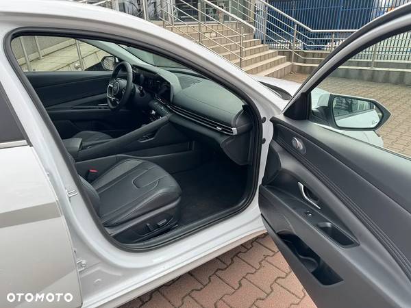 Hyundai Elantra 1.6 Executive CVT - 22