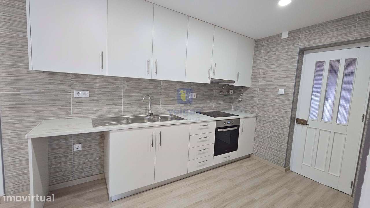 Edifício para Habitação e Comércio - Moradia T3 Renovada c/ Terraço e-21