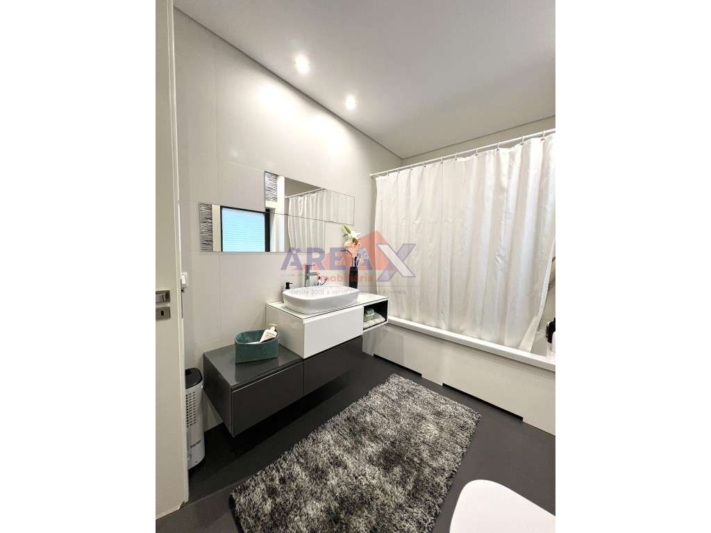 Moradia T4 de Arquitetura Moderna | Excelente Estado-21