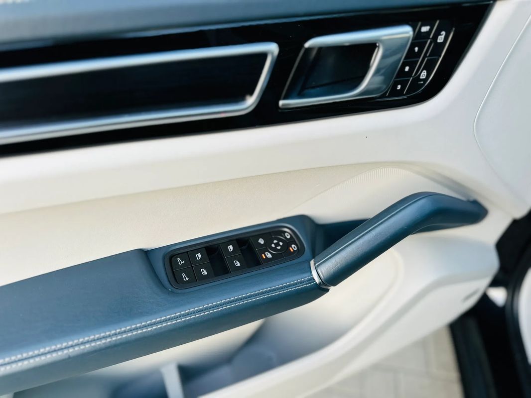 Porsche Cayenne Coupe GTS Tiptronic S - 29