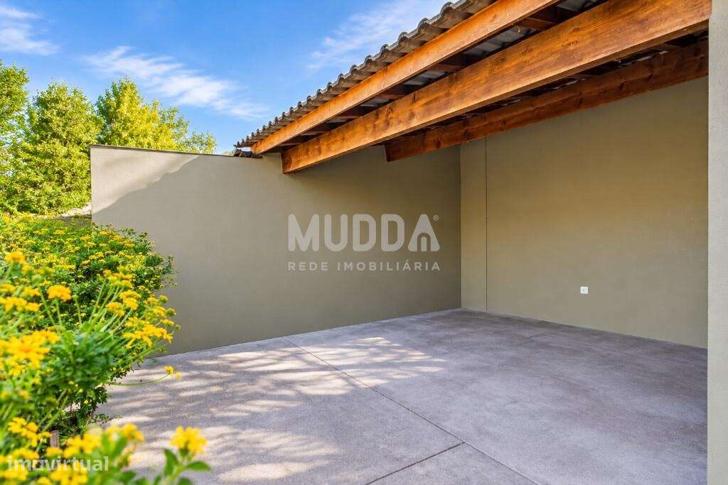 Moradia totalmente remodelada em 2025 — charme, modernidade e um jardi-47