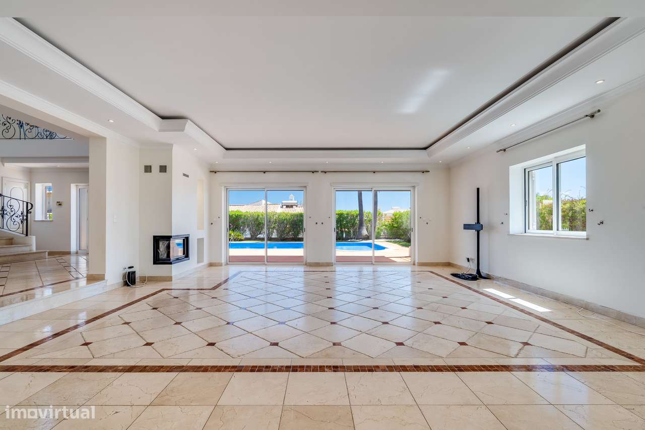 Moradia Isolada T4+2 com Piscina Privada-4