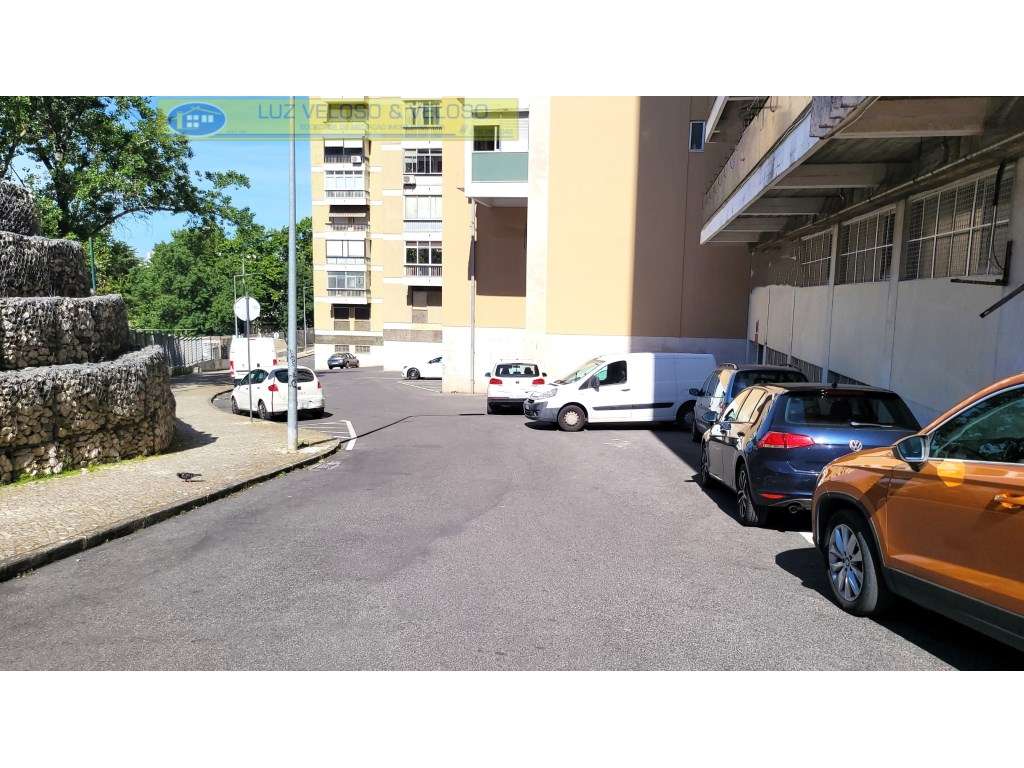 Armazém de 3 pisos, 3 entradas, 1118 m2, nas Olaias, Lisboa-8