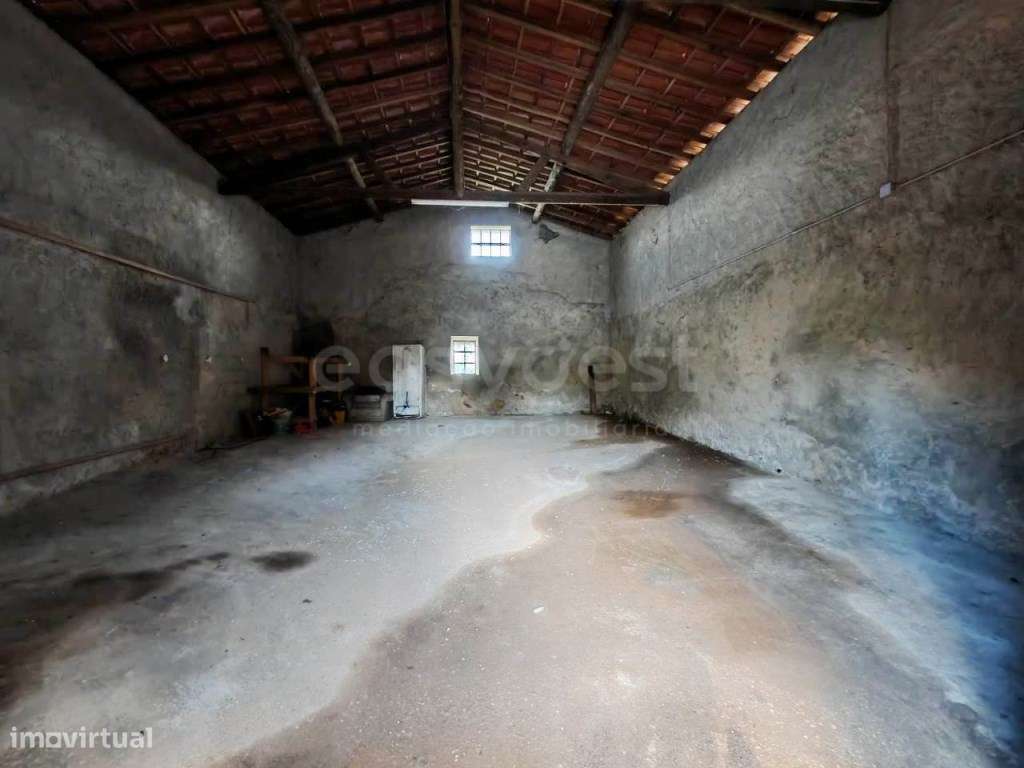 Moradia de traça tradicional para recuperar em terreno com 3600m2 - Grande imagem: 4/24