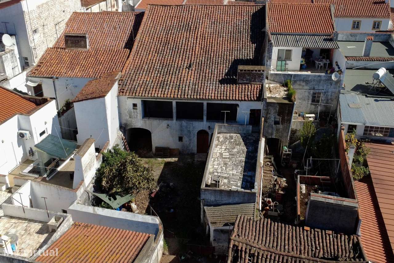 Moradia com 12 Divisões e Terreno de 1119m2 - Centro de Vila Viçosa - Grande imagem: 4/25