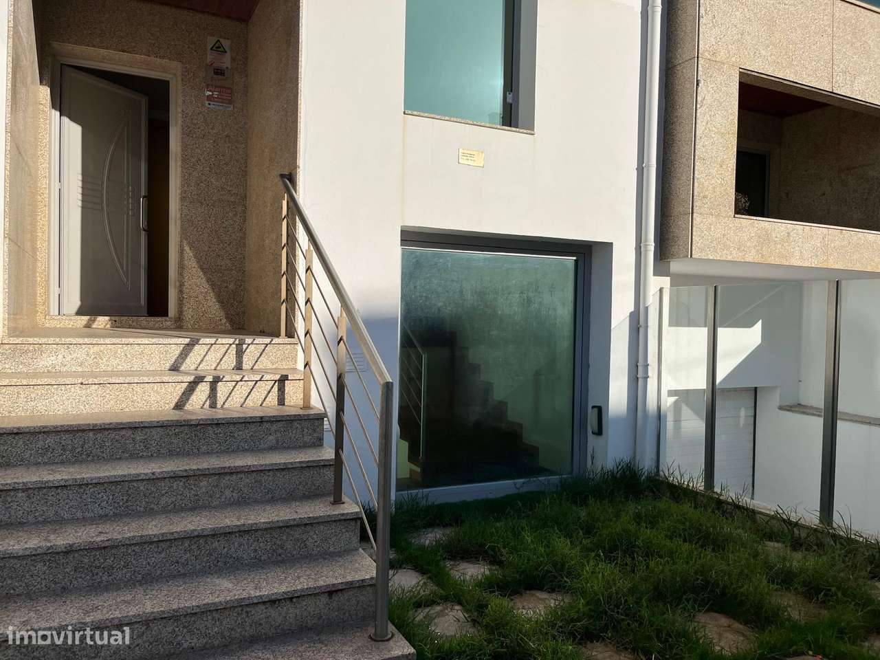 Geminada com piscina, garagem e terraço em Canidelo-31