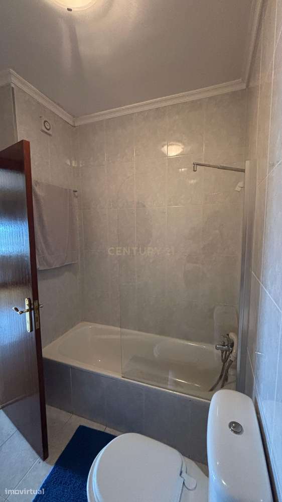 Apartamento T3 no Último Piso com Terraço e Garagem – A Apenas 750 Met-16