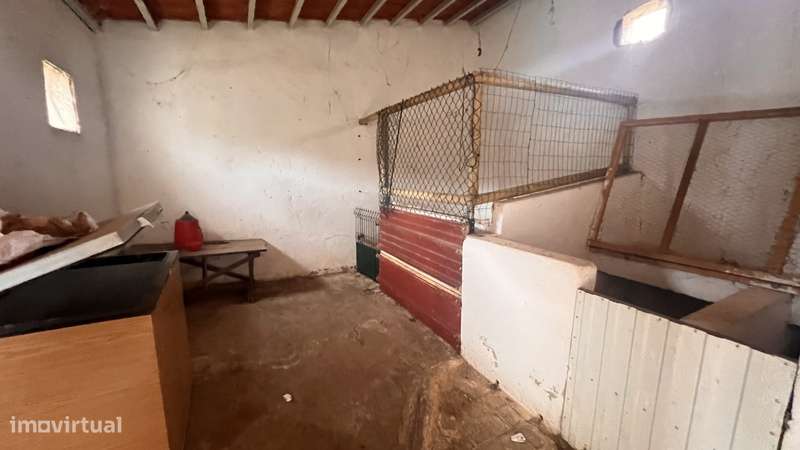 Armazém com Potencial para Moradia no Centro do Cadaval!-12