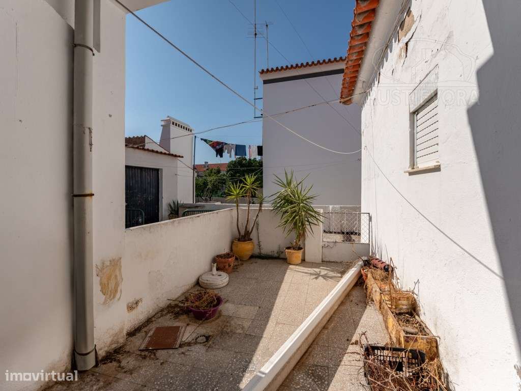 Moradia Unifamiliar de rés-do-chão e sótão, T3 com terraço e 2 quin...-16