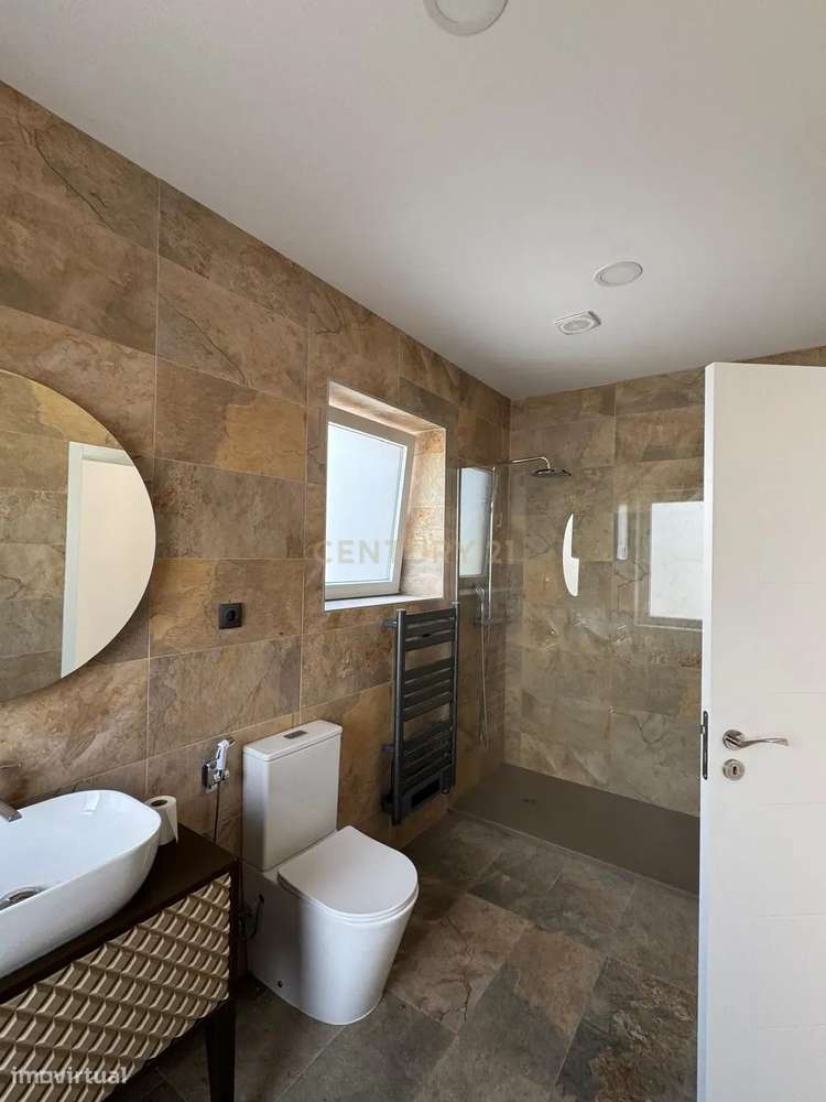 T2 Renovado no centro do Porto – Acesso direto a pátio + arrumo com lu-2