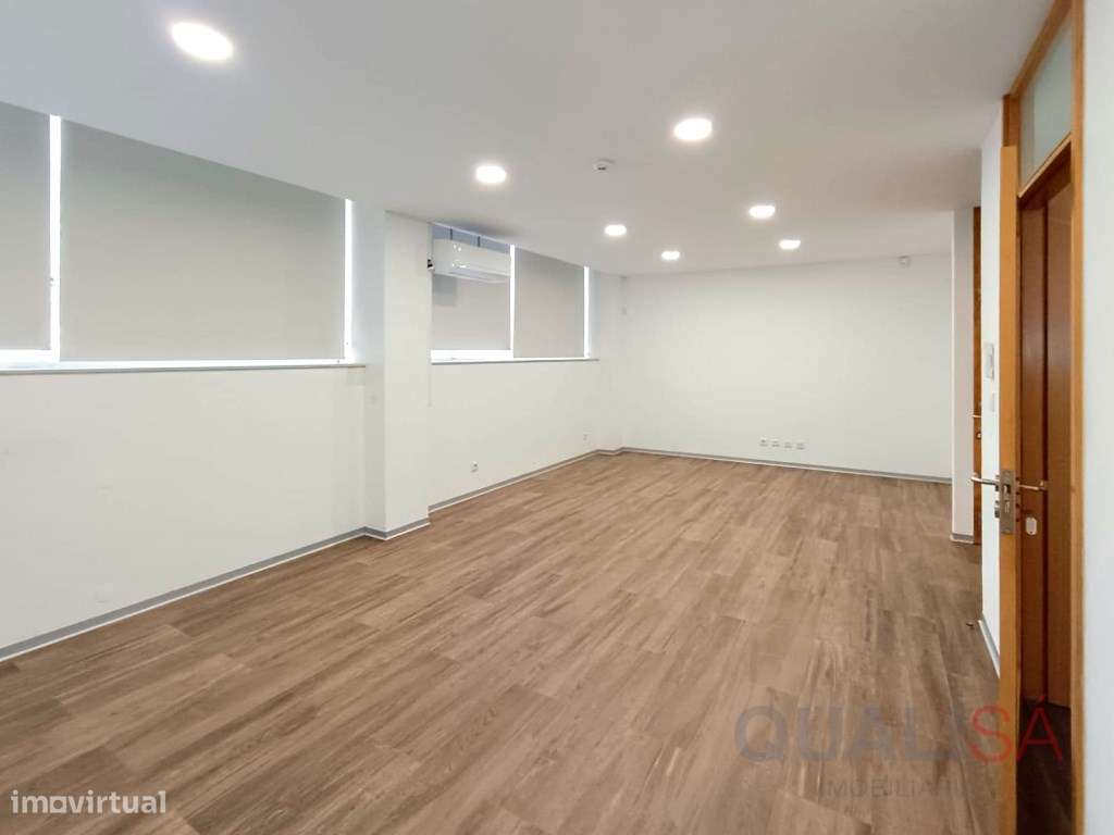 Loja com 581m2 com várias salas, copa e casas de banho com balneári... - Grande imagem: 3/37