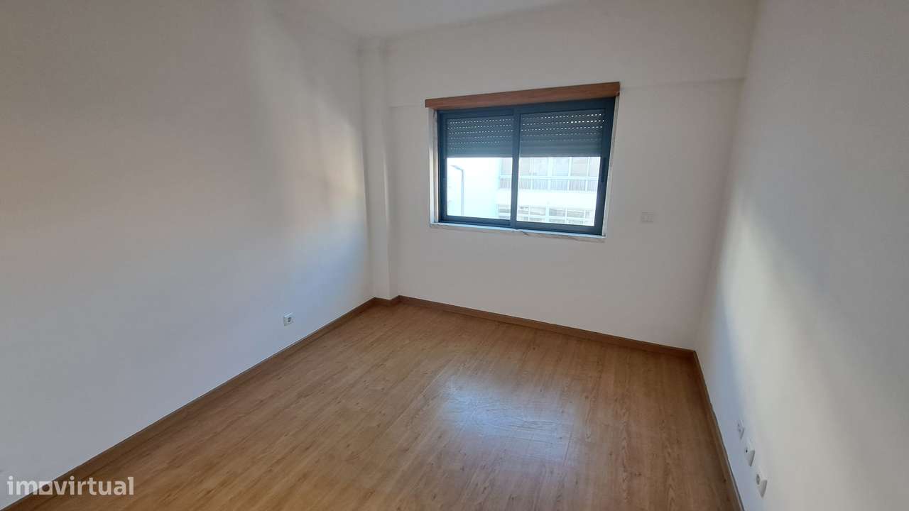 Apartamento T3  área total 145m2, 2 lugares estacionamento  Brandoa-12