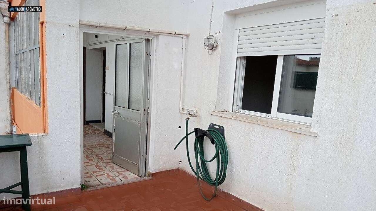 Prédio T5 com logradouro e arrumos-14