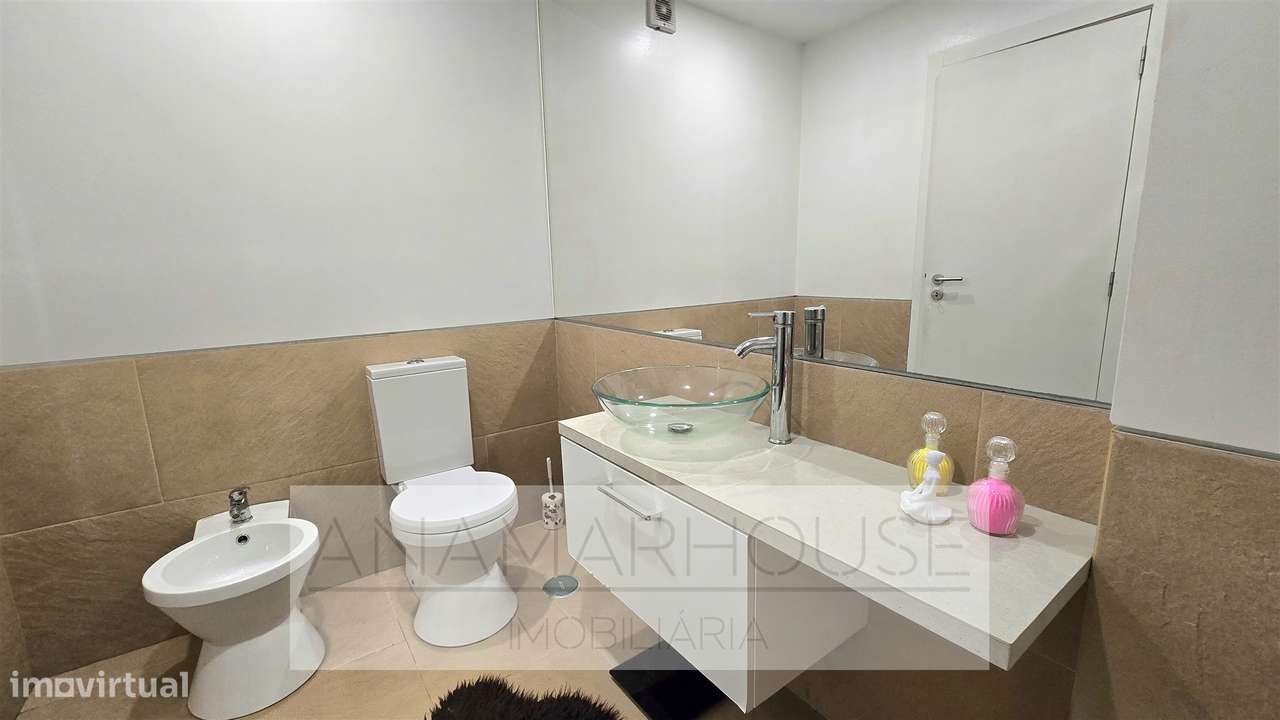 T2 Remodelado com Box para 2 Carros | Open Space 37m² | Vista Verde |-12