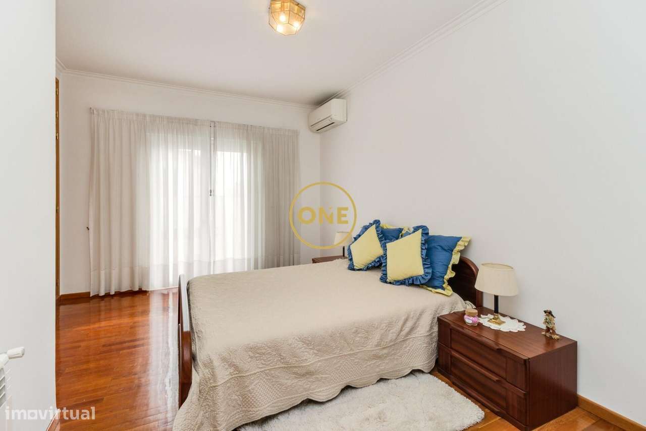 Moradia T4 com Jardim e Garagem na Ramada, Odivelas-9