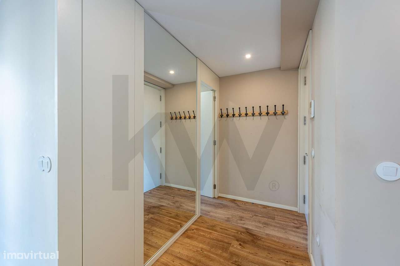 T1 com varanda na Rua da Antas, em frente à Praça Francisco Sá Carneir - Grande imagem: 3/27