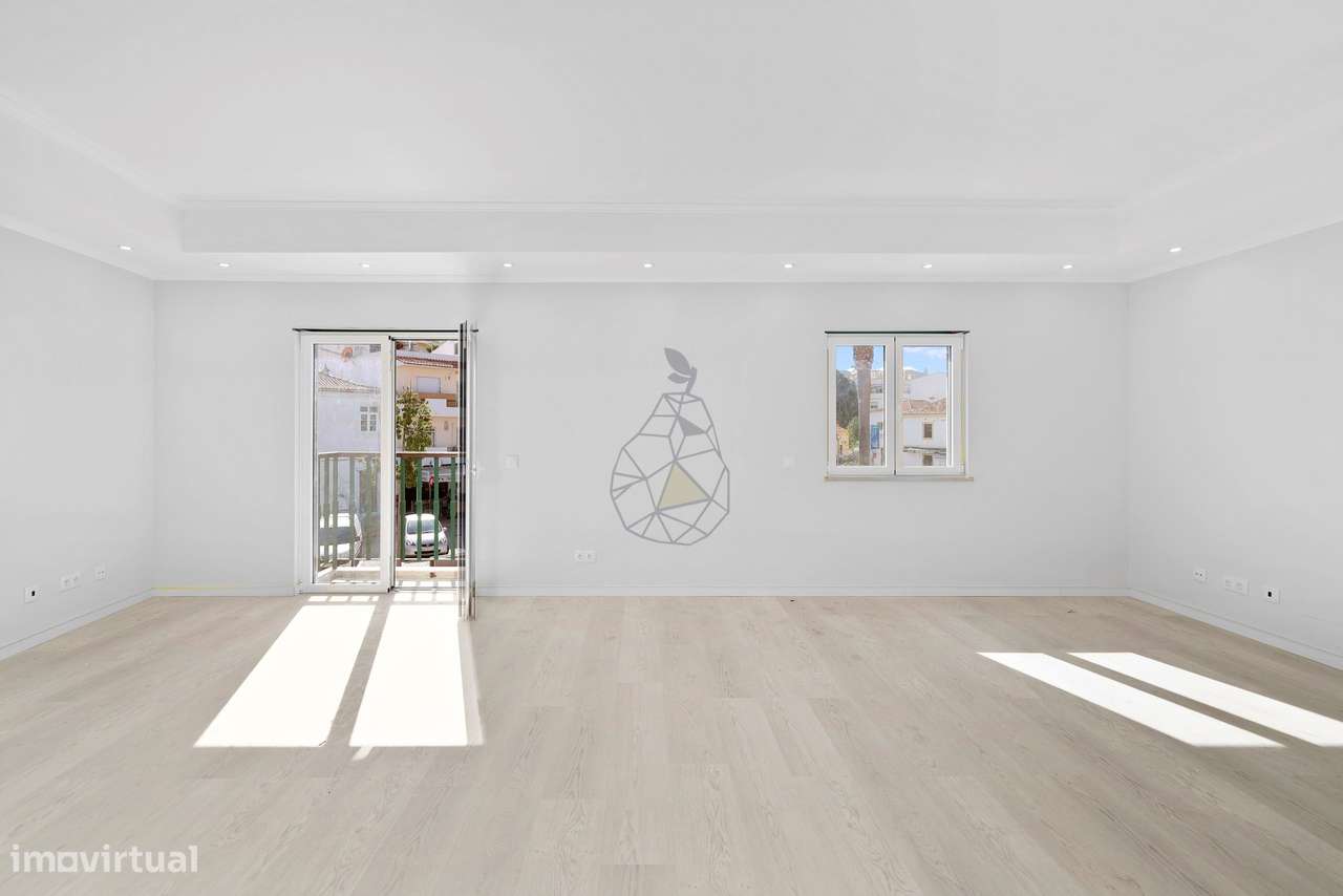 Moradia em banda em fase final de renovação, possui 3 quartos, 4 casas - Grande imagem: 3/49