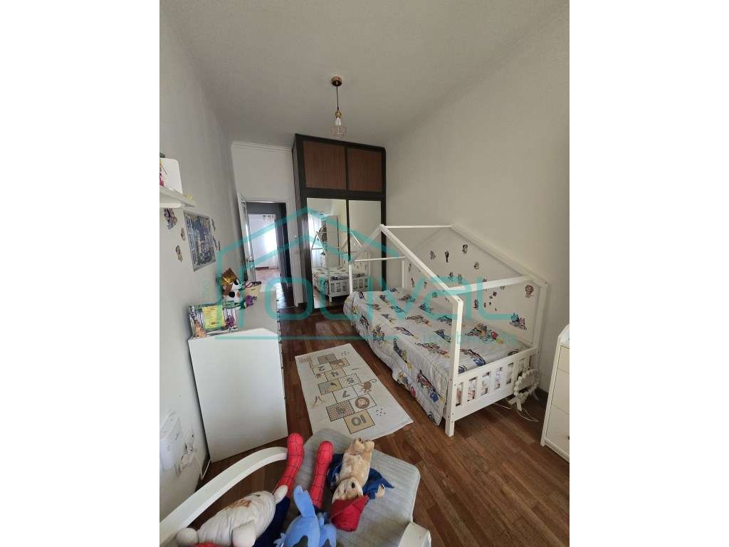 Apartamento T4 com terraço e arrecadação-27