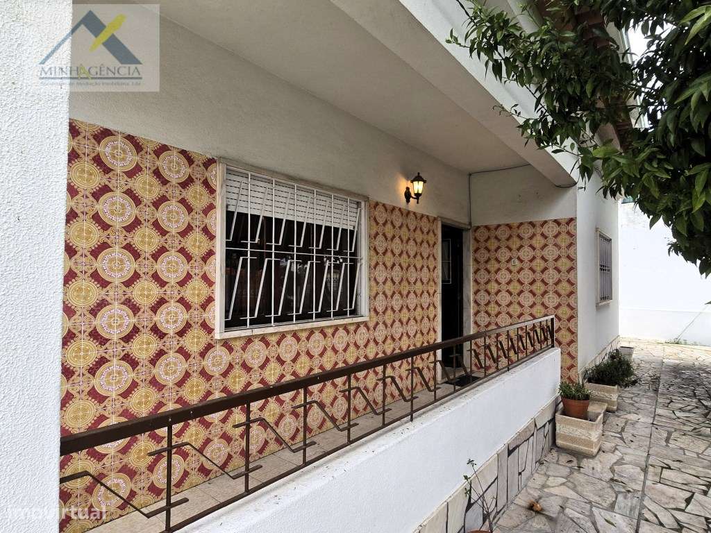Moradia isolada com garagem na Quinta do Conde-5