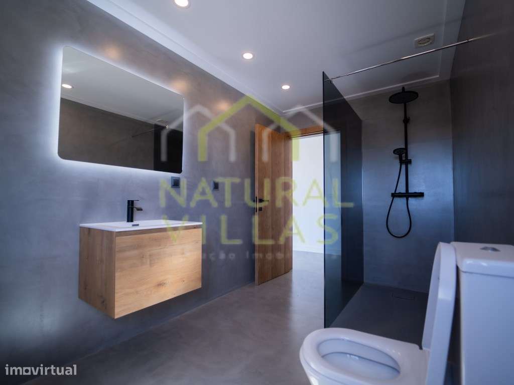 Moradia T5 com Piscina e Design Moderno em Fonte Santa-12