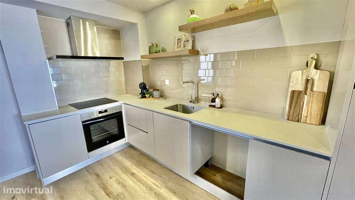 T2 remodelado-1ª linha de Mar-Mobilado e equipado-garagem-2