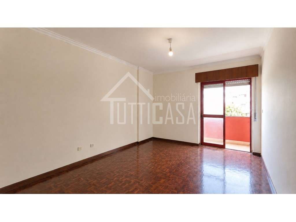 Apartamento T2 com elevador e parqueamento no Algueirão-14
