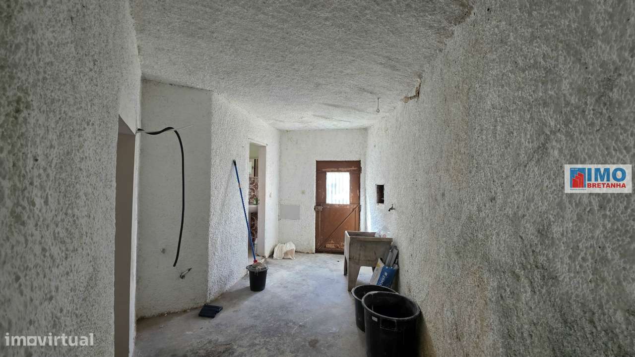 Moradia V2 p/ Renovar - Escalos de Cima-11