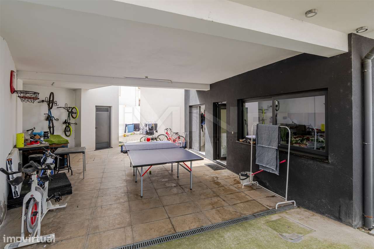 Moradia T4 de 4 Frentes: Elegância e Versatilidade a 2km do Freixo-36