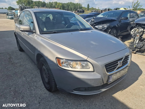 Dezmembram Volvo S40, motorizare 2.0 Diesel, cutie manuala 6 viteze - 1