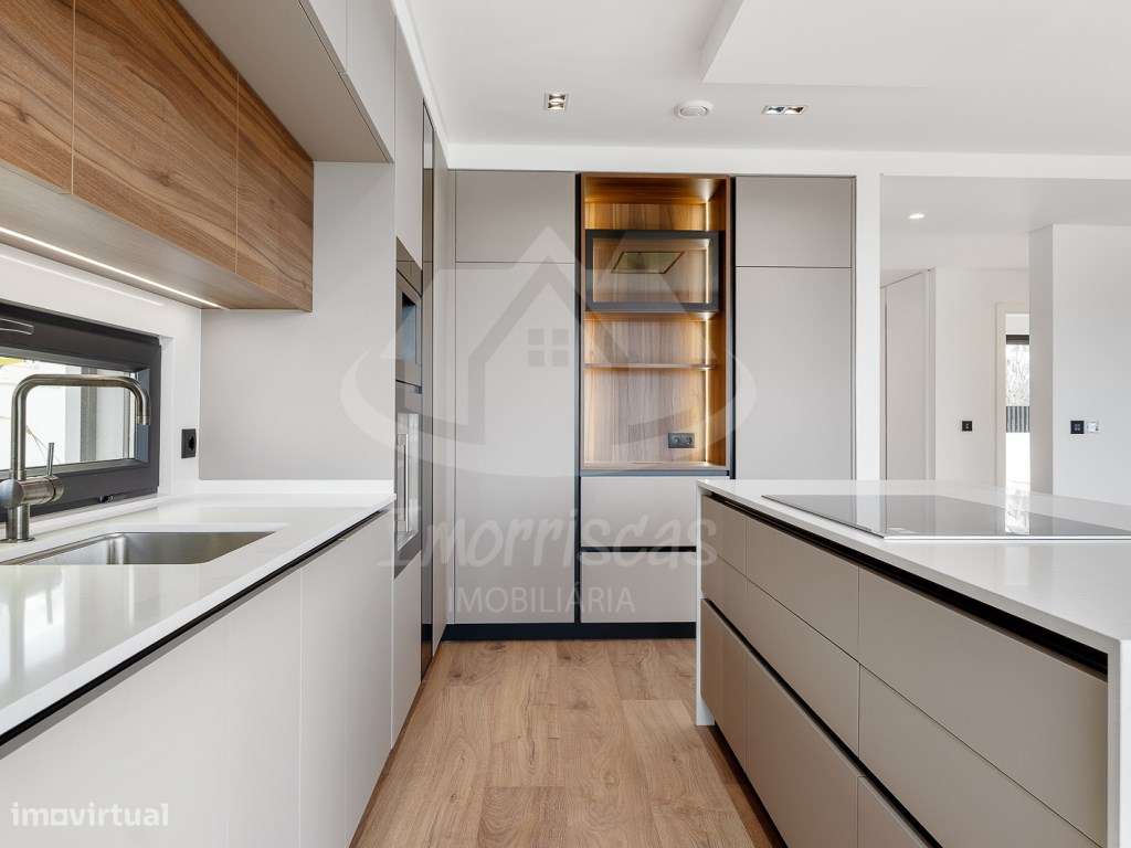 Moradia T4 com piscina e vista panorâmica em São João da Talha-5