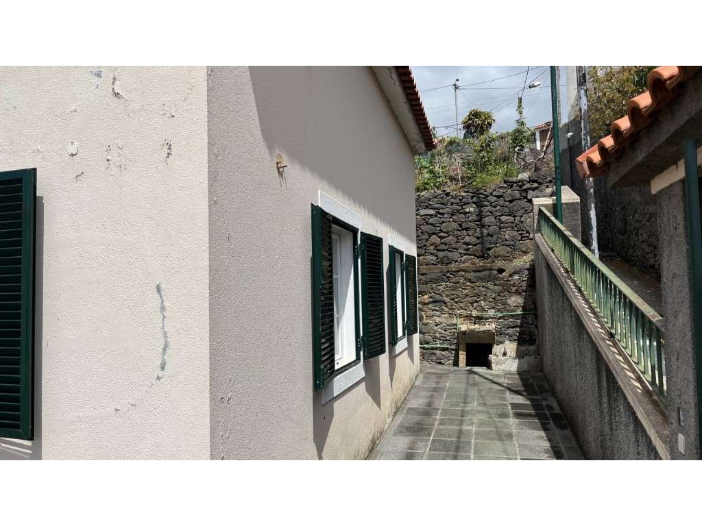 Moradia T2 com terreno de 432 m² no Funchal-10