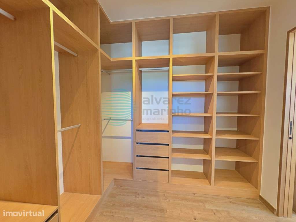 Moradia T4 Independente de Design Contemporâneo com Piscina e Garagem-16