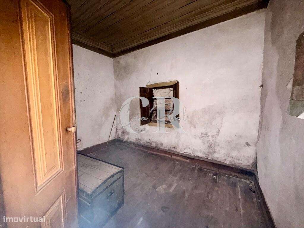 Moradia para recuperar no centro da vila de Figueiró dos Vinhos-15