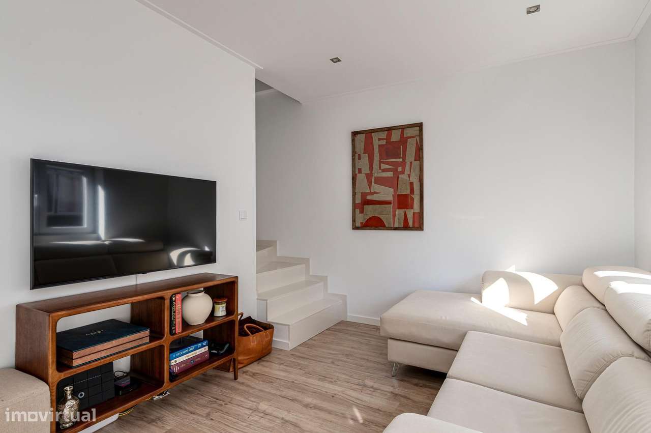 T2+1 Dúplex Remodelado com 4 Varandas e Vista Cristo Rei – Almada-4