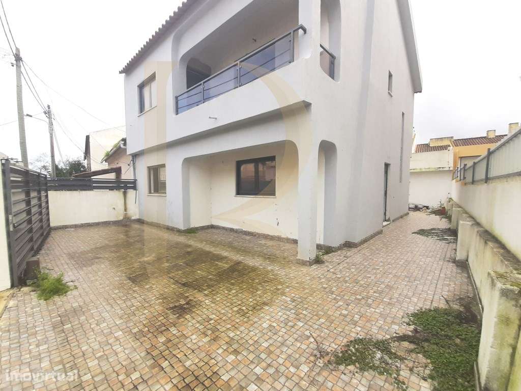 Moradia geminada remodelada T3+2 com logradouro, anexo e terraço em... - Grande imagem: 5/46