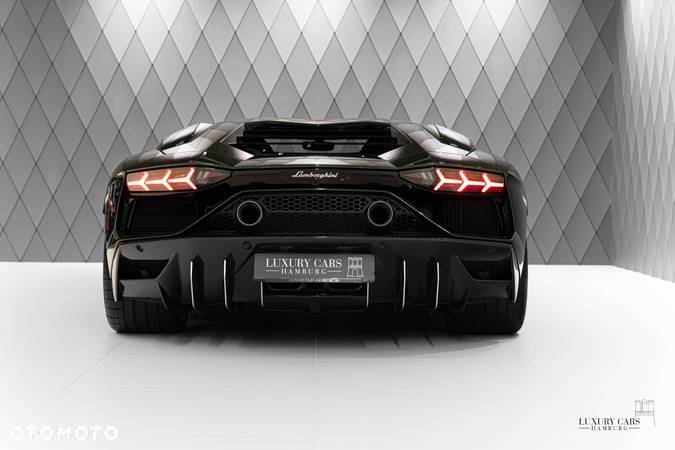 Lamborghini Aventador - 5