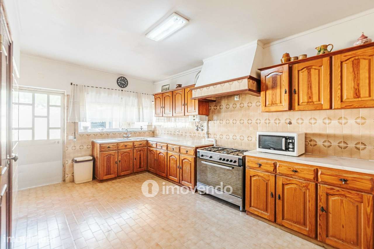 Moradia isolada T4, com garagem e áreas amplas, no Estoril - Grande imagem: 1/60