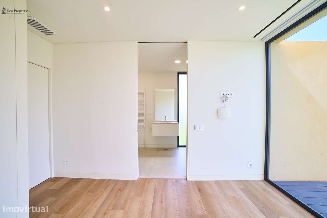 Elegância e Exclusividade em Vilamoura – Moradia T2 com Piscina Privad - Grande imagem: 4/44