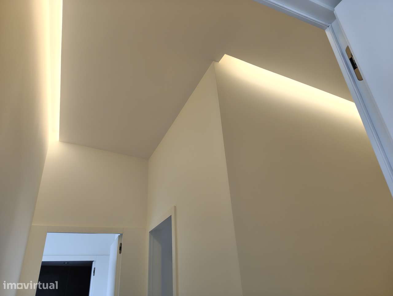 Moradia T4 com piscina, garagem e jardim em Canidelo-30