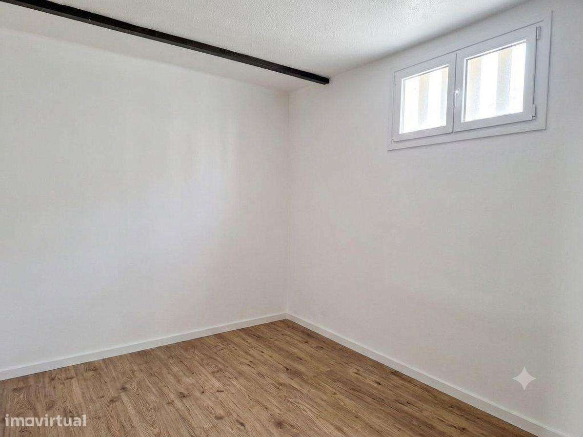 Moradia T3 para remodelar Vialonga-14
