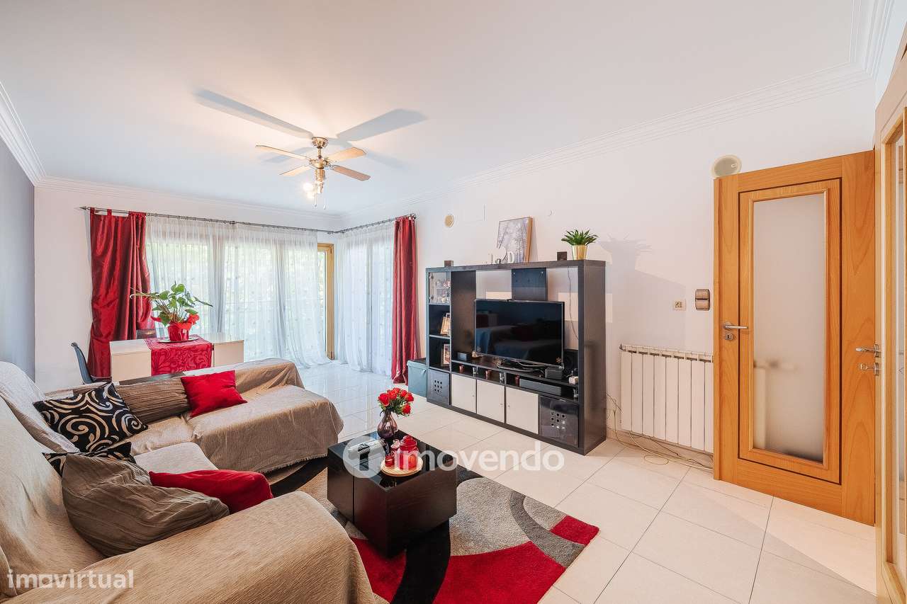 Apartamento T2 moderno, com garagem e varanda enorme, na Malvarosa-0