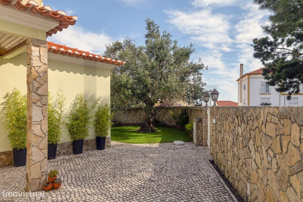 Moradia T4 Independente com Jardim – A 12 min a pé da Praia e 35 min d-5