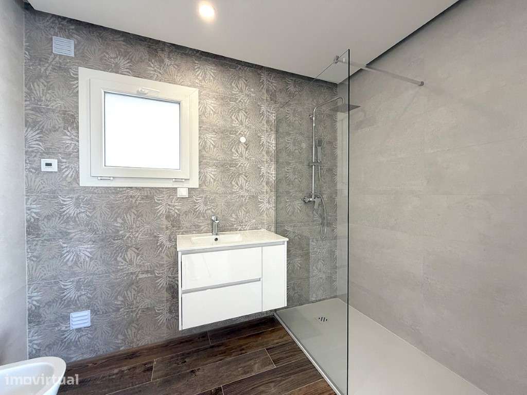 Moradia Moderna T3 à Venda com Piscina, a 10 Minutos da Praia-17