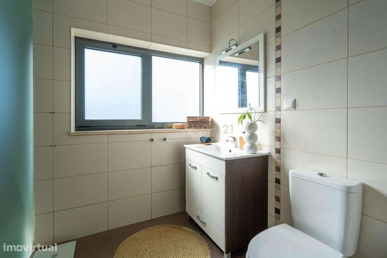 Moradia térrea T3+1 com linhas modernas,varandas,churrasco,jardim,gara-43