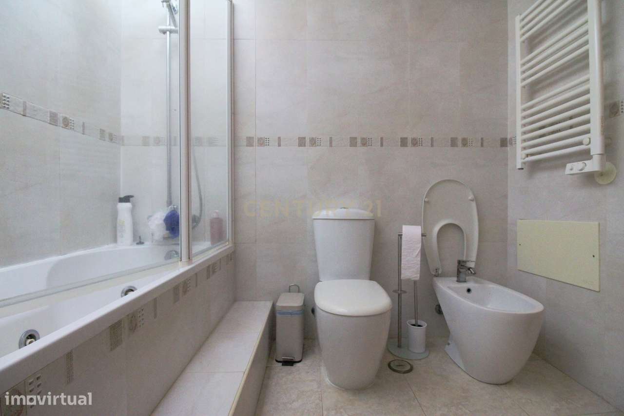 Moradia V3+2 de Luxo com Garagem, Sótão Aproveitado e Domótica Alexa n-31