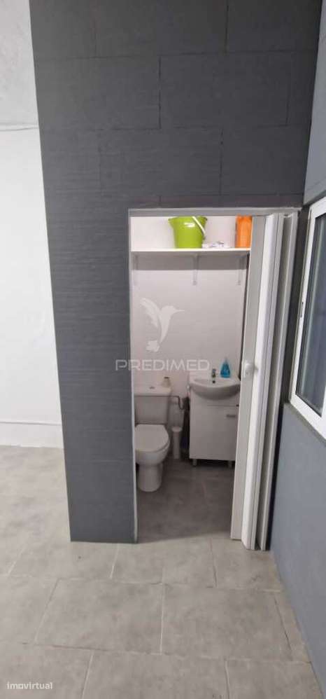 Armazém/Garagem com 60m2 no centro da Cova da Piedade - Grande imagem: 4/6